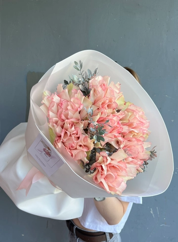 Монобукет из ажурных роз от интернет-магазина цветов в 