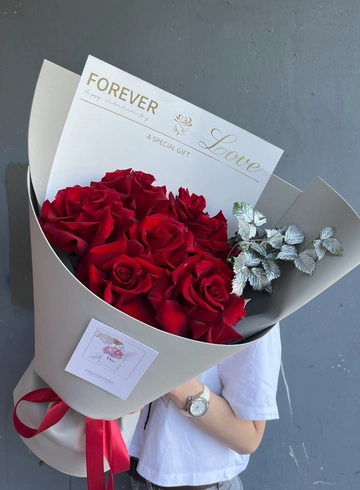 Монобукет из ажурных роз и ветки малины от интернет-магазина цветов в 