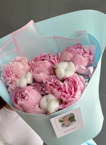 Букет  из пионов и хлопка  от интернет-магазина цветов в 