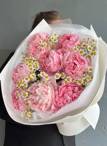 Букет из нежных пионов и ромашек от интернет-магазина цветов в 