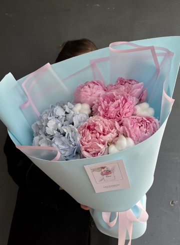 Букет из нежно-розовых пионов и гортензии от интернет-магазина цветов в 