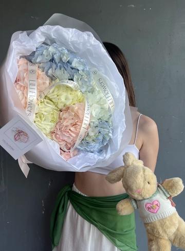 Букет из гортензий с зайчиком от интернет-магазина цветов в 