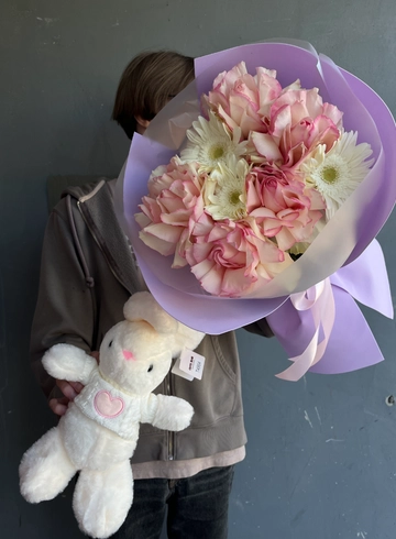 Сборный букет из ажурных роз и гербер и игрушки от интернет-магазина цветов в 