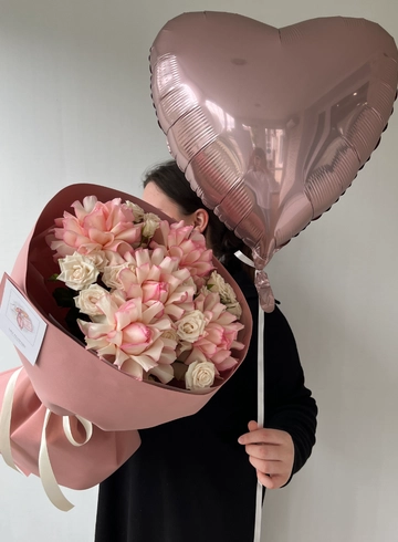 Сборный букет из ажурных роз от интернет-магазина цветов в 