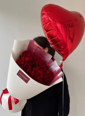 Букет из ажурных роз и сердца от интернет-магазина цветов в 