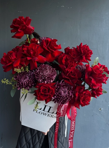 Композиция из роз и хризантем «Волшебный сад» от интернет-магазина цветов в 