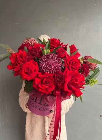 Композиция с розами в коробке «Цветочный бум» от интернет-магазина цветов в 