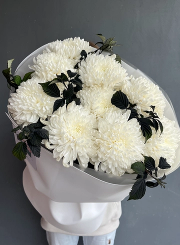 Монобукет из хризантем «Белые мечты» от интернет-магазина цветов в 