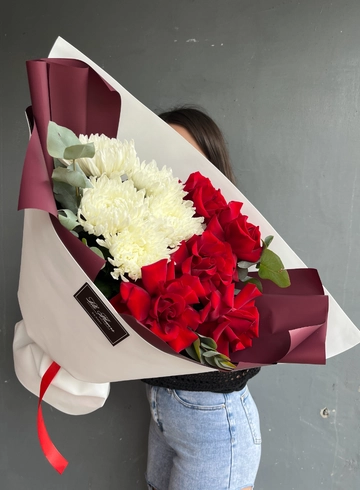 Букет с красными розами «Шарлиз» от интернет-магазина цветов в 