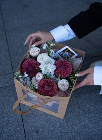 Цветочная композиция в сумочке &laquo;Сюрприз&raquo; от интернет-магазина цветов в 