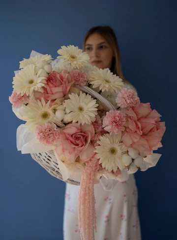 Цветочная композиция в корзине «Свежесть» от интернет-магазина цветов в 