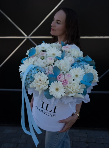 Композиция в коробке &laquo;Цветочный бум&raquo; от интернет-магазина цветов в 