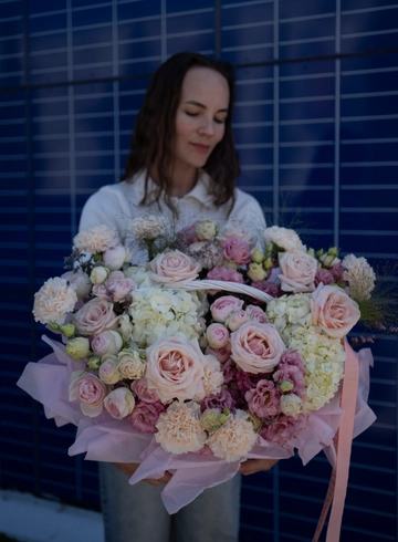 Композиция в корзине &laquo;Розовые мечты&raquo; от интернет-магазина цветов в 