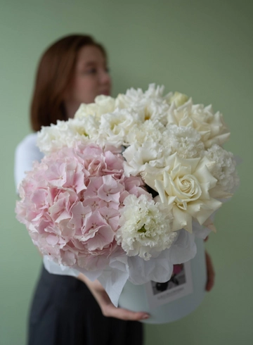 Композиция с гортензией &laquo;Теплый день&raquo; от интернет-магазина цветов в 