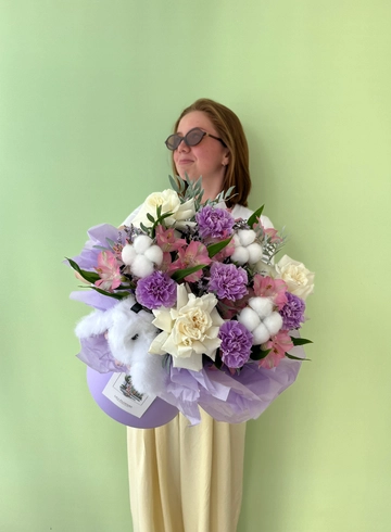 Сборный букет с брелочком «Чудесный день» от интернет-магазина цветов в 