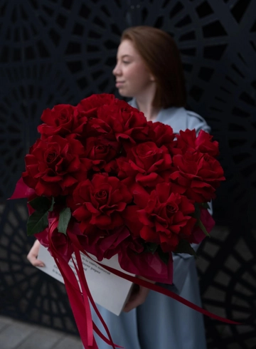 Красные розы в сумочке «Вдохновение» от интернет-магазина цветов в 