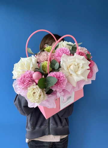 Композиция с ажурными розами «Лазурь» от интернет-магазина цветов в 