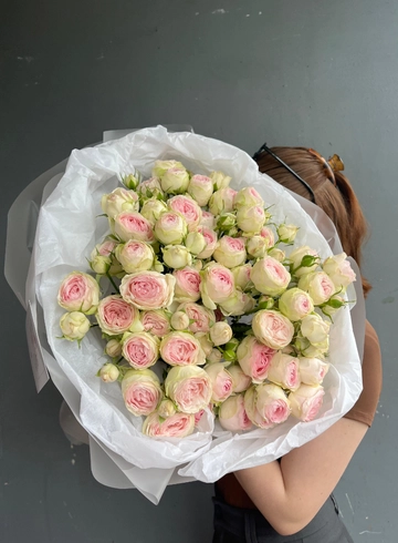 Букет из кустовых роз &laquo;Ванильные шарики&raquo; от интернет-магазина цветов в 