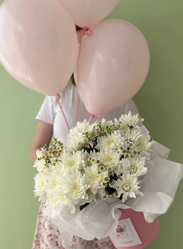 Комбо из коробочки хризантем и шариков от интернет-магазина цветов в 