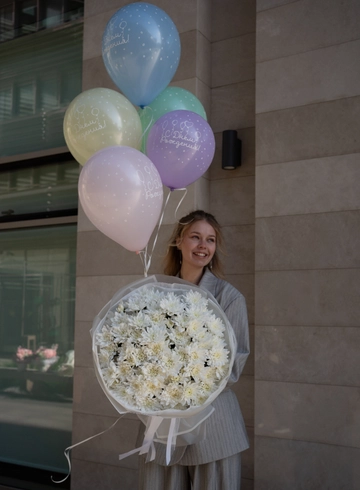 Комбо из букета хризантем с шарами «Радость» от интернет-магазина цветов в 