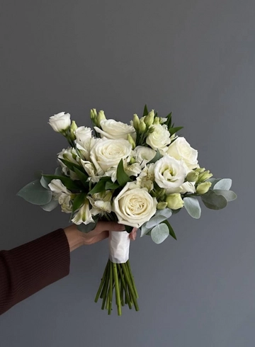 Свадебный букет с эустомой от интернет-магазина цветов в 