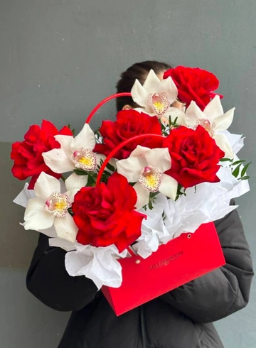 Композиция в сумочке «Презент для мамы» от интернет-магазина цветов в 