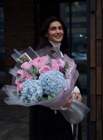 Сборный букет с гортензией &laquo;Офелия&raquo; от интернет-магазина цветов в 