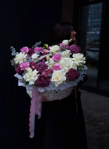 Композиция в корзине «Невероятная история» от интернет-магазина цветов в 