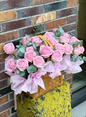 Композиция в корзинке «Розовый шарм» от интернет-магазина цветов в 