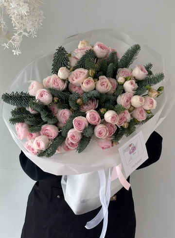 Новогодний букет из кустовых роз &laquo;Нежность в зиме&raquo; от интернет-магазина цветов в 