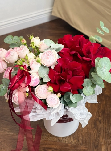 Композиция в коробке &laquo;Влюблённый образ&raquo; от интернет-магазина цветов в 