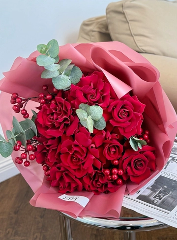 Букет из ажурных роз и ягод &laquo;Касание нежности&raquo; от интернет-магазина цветов в 