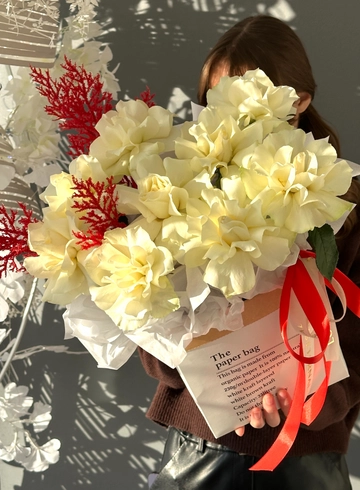 Белые розы в сумочке &laquo;Легкое очарование&raquo; от интернет-магазина цветов в 