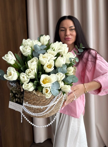 Белоснежные тюльпаны в корзине  от интернет-магазина цветов в 