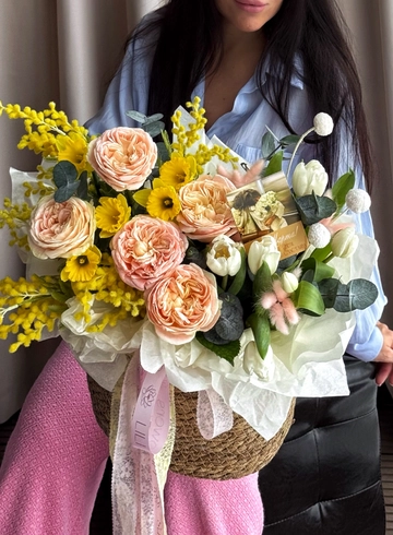 Яркая корзина из тюльпанов и пионовидных роз от интернет-магазина цветов в 