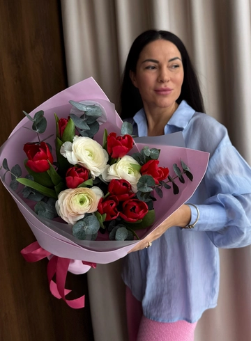 Сборный букет из тюльпанов и ранункулюсов &laquo;Романтика цветов&raquo; от интернет-магазина цветов в 