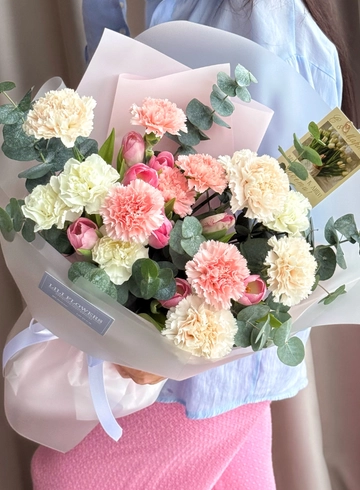 Нежный букет из тюльпанов и диантусов &laquo;Весеннее настроение&raquo; от интернет-магазина цветов в 