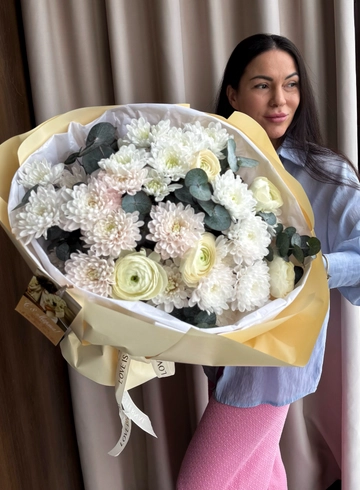 Сборный букет из хризантемы и ранункулюсов &laquo;Золотая симфония&raquo; от интернет-магазина цветов в 