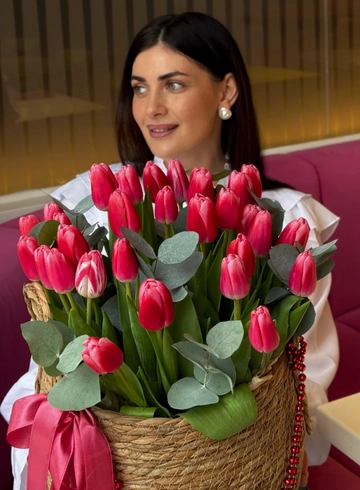 Корзинка из малиновых тюльпанов от интернет-магазина цветов в 