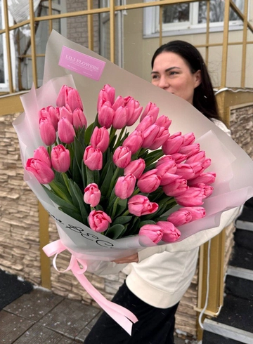 Букет из 51 нежного тюльпана от интернет-магазина цветов в 