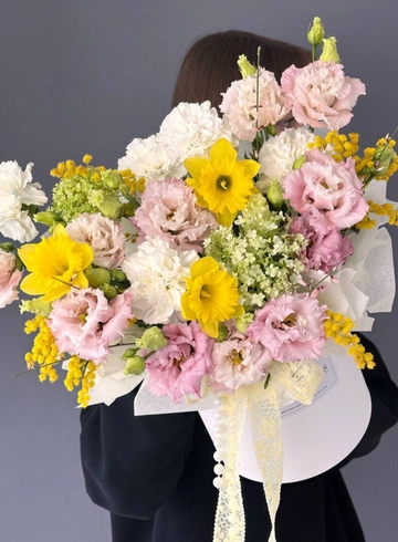 Яркая шляпная коробка &laquo;Яркий ажиотаж&raquo; от интернет-магазина цветов в 