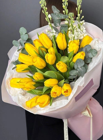 Сборный букет из тюльпанов и маттиолы &laquo;Весенний калейдоскоп&raquo; от интернет-магазина цветов в 