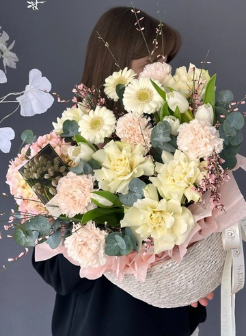 Сборная корзина в нежных тонах &laquo;Мягкое облачко&raquo; от интернет-магазина цветов в 