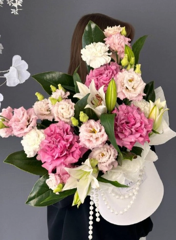 Шляпная коробка &laquo;Малиновое изящество&raquo; от интернет-магазина цветов в 