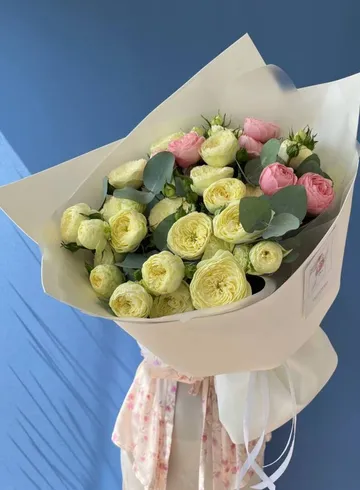 Монобукет из кустовых роз с эвкалиптом  от интернет-магазина цветов в 