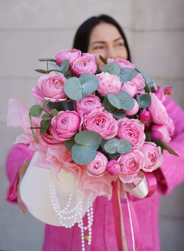 Кустовые розы в шляпной коробке &laquo;Элегантность и стиль&raquo; от интернет-магазина цветов в 