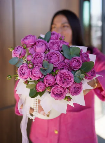 Композиция из кустовых роз и эвкалипта &laquo;Современная роскошь&raquo; от интернет-магазина цветов в 