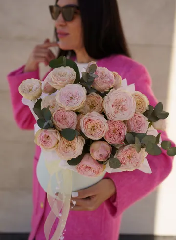 Пионовидные кустовый розы с эвкалиптом &laquo;Легкость и грация&raquo; от интернет-магазина цветов в 