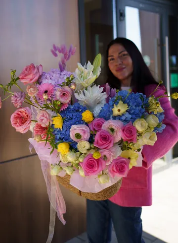 Дофаминовая корзина &laquo;Цветочный калейдоскоп&raquo; от интернет-магазина цветов в 