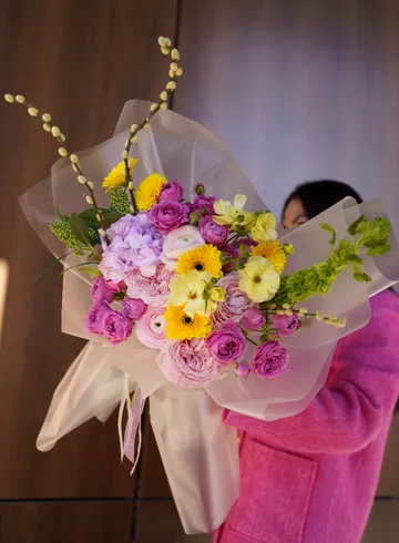 Сборный яркий букет &laquo;Цветочная радуга&raquo; от интернет-магазина цветов в 